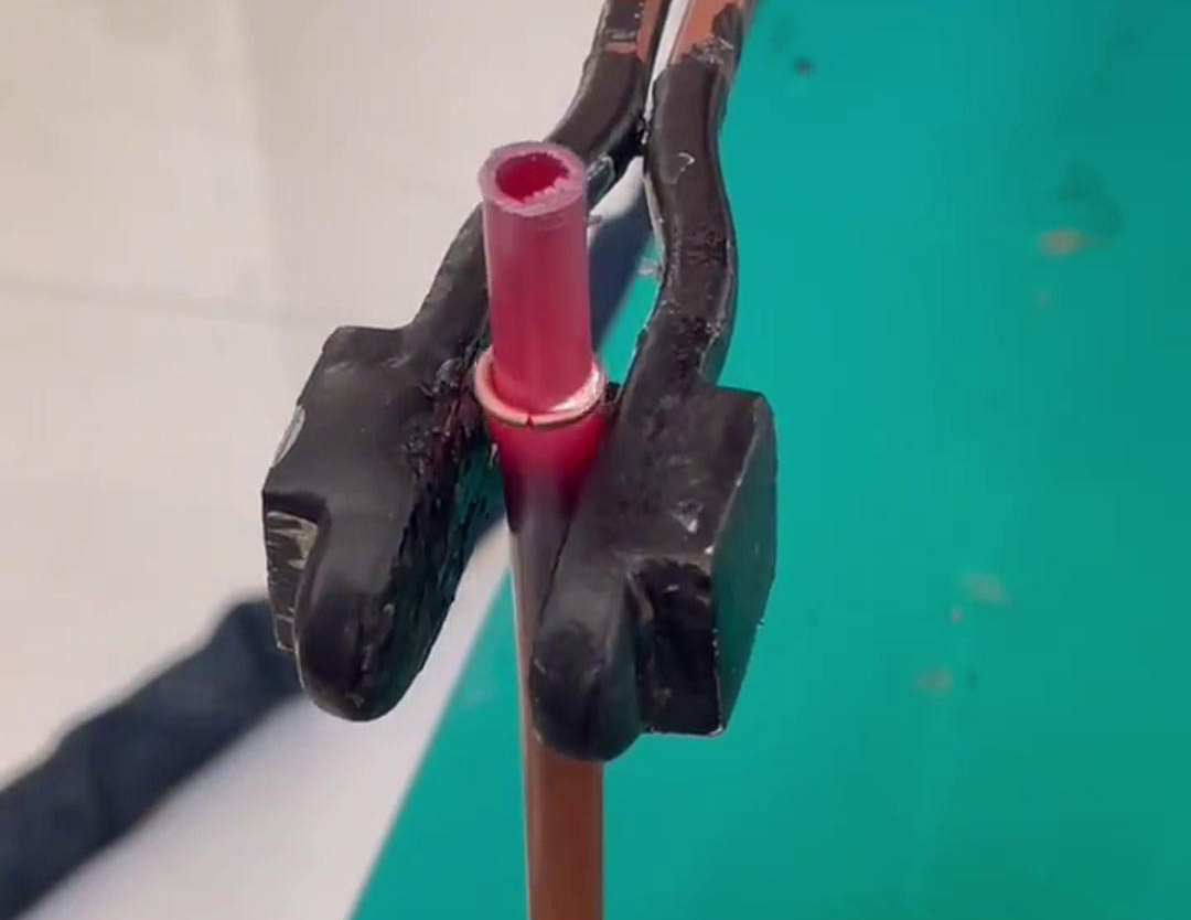 散熱器銅管對接焊用手持式高頻機(jī)，只要三秒就可以焊接完成，看一看效果如何