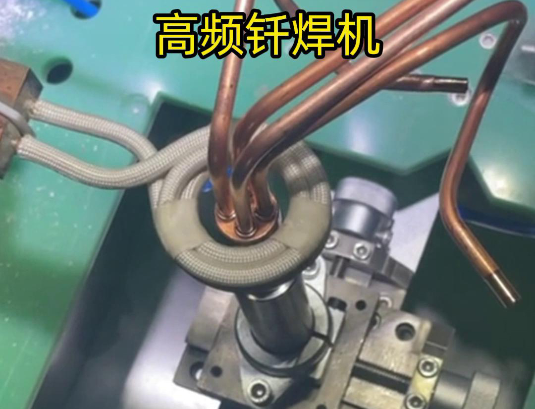 在雙工位自動感應(yīng)釬焊設(shè)備中，每個工位都配備了獨(dú)立的感應(yīng)加熱系統(tǒng)和釬焊工具，確保兩個工位可以同時進(jìn)行焊接作業(yè)
